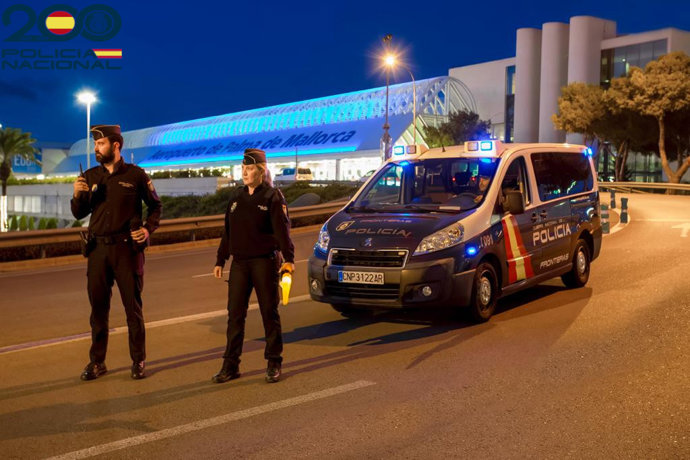 Policía Nacional en el aeropuerto de Palma.