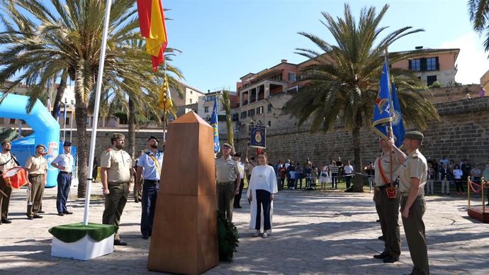 La presidenta del Govern, Marga Prohens, participa en el homenaje a los caídos en el Día de las Fuerzas Armadas en Palma.