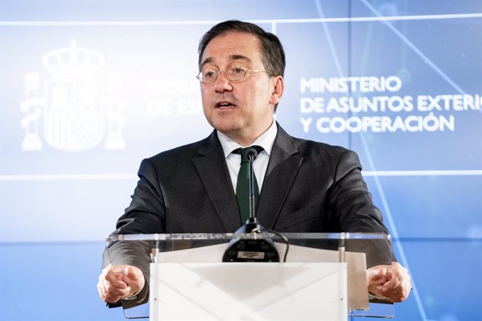 El ministro de Asuntos Exteriores, Unión Europea y Cooperación, José Manuel Albares, atiende a los medios de comunicación tras la reunión con los alcaldes del Campo de Gibraltar. A 13 de mayo de 2024, en Madrid (España). El ministro de Asuntos Exteriores,