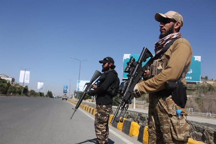 Archivo - Miembros de los talibán hacen guardia en un puesto de control en Kabul (archivo).