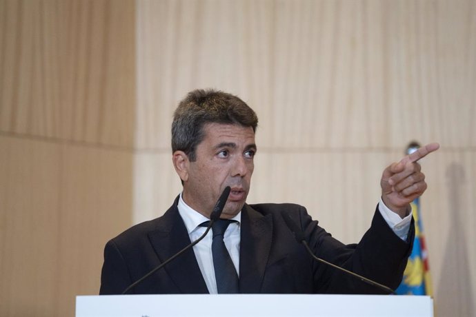 El president de la Generalitat Valenciana, Carlos Mazón, interviene durante la firma de un acuerdo de colaboración entre la Generalitat Valenciana y la Junta de Comunidades de Castilla-La Mancha para la atención sanitaria en zonas limítrofes, en el Hospit