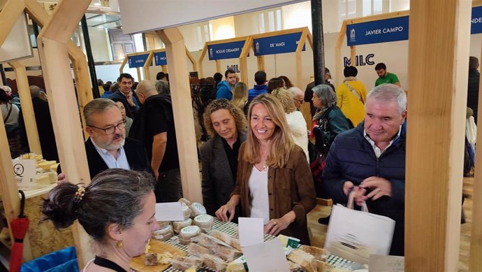 La candidata asturiana del PP a las elecciones europeas, Susana Solís, en la Feria de los Quesos.