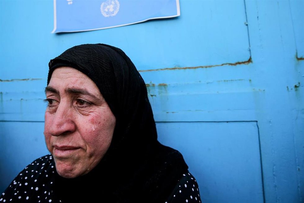 Refugiada palestina ante un centro de la UNRWA en Líbano