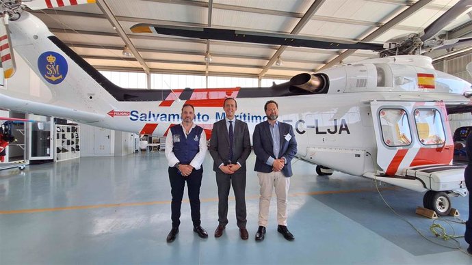 El subdelegado del Gobierno, José María Martín, acompañado por el capitán marítimo de Almería, José Aranda y por el jefe del Centro de Control de Salvamento Marítimo, José Manuel Allegue, en la visita a la base aérea de Salvamento Marítimo de Almería.