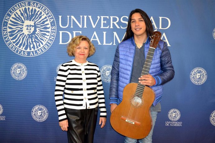 Archivo - Carmen Hernández y José del Tomate, responsables del Curso de Verano ‘Sonanta’, una clase magistral de guitarra con Tomatito como gran protagonista.