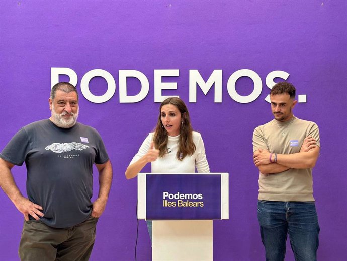 El portavoz y secretario de sociedad civil de Podemos Baleares, Jesús Jurado; la coordinadora de Podemos en Baleares, Lucía Muñoz; y el secretario de organización, Iván Sevillano, en una rueda de prensa en la sede del partido en Palma.