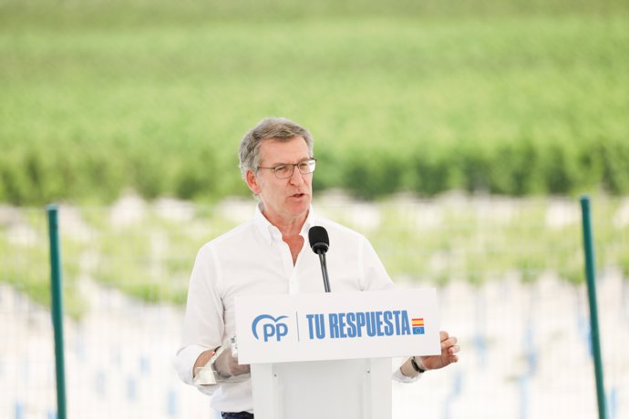 El presidente del Partido Popular, Alberto Núñez Feijóo, interviene durante un acto del Partido Popular, a 18 de mayo de 2024, en Cieza, Región de Murcia (España).