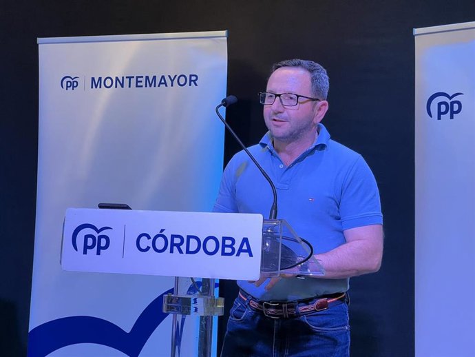 Francisco Moreno, presidente local del PP de Montemayor, en el congreso local de la formación.