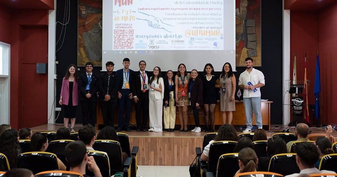 Foto de familia de los participantes en la segunda edición del Modelo de Naciones Unidas de la Universidad onubense.