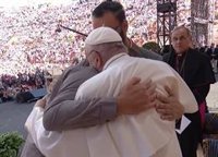 El Papa abraza a un israelí y a un palestino víctimas de la guerra de Gaza