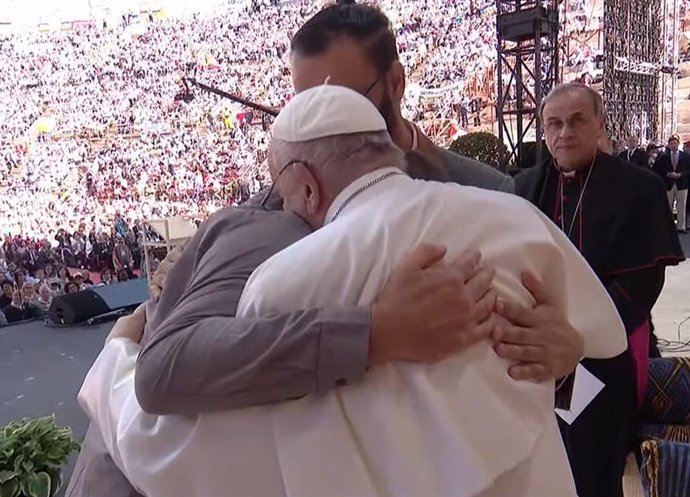 El Papa abraza a un israelí y un palestino víctimas de la guerra de Gaza