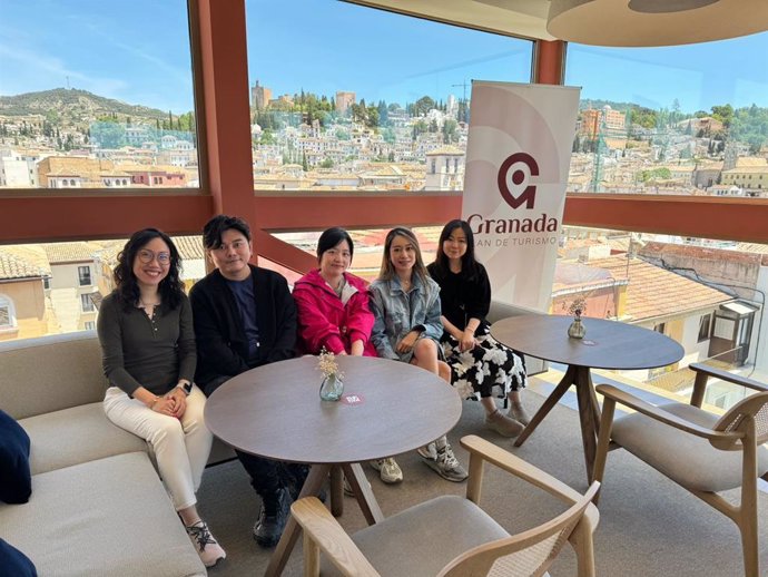 Influencers y periodistas chinos visitan uno de los miradores de la red 'Mírame' de Granada