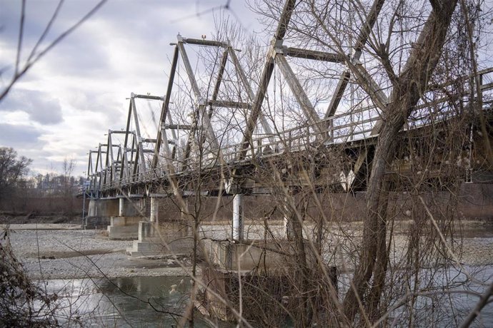 Archivo - Puente sobre el río Tisza, entre Ucrania y Rumanía