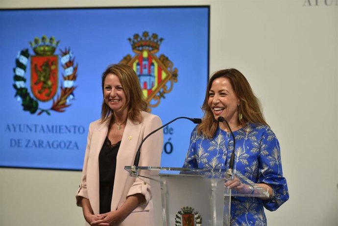 Las alcaldesas de Zaragoza y Castellón en el Salón de Recepciones del Ayuntamiento de la capital aragonesa.