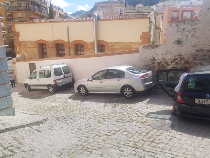 Fotografía de coches estacionados en el barrio de El Almendral en Jaén.