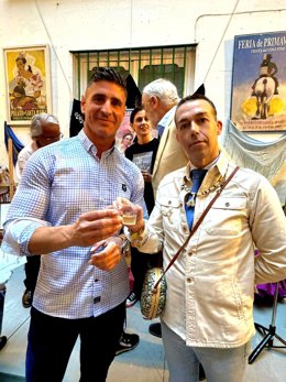 El delegado de Festejos y el presidente de la caseta 'M'Encantaría'.