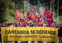 Más de 3.000 personas se manifiestan en Loredo contra "la masificación turística"