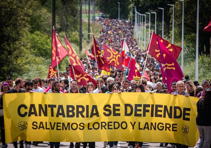Más de 3.000 personas se manifiestan en Loredo para denunciar "la masificación turística" en Cantabria