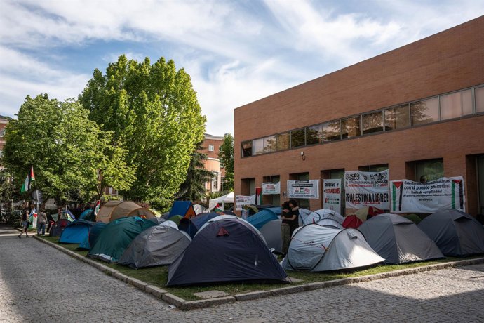 Estudiantes durante una acampada propalestina en Ciudad Universitaria