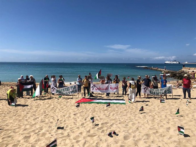 Acto de 'plantada' de banderas palestinas en una playa en Palma para reivindicar sanciones a Israel e investigar crímenes de guerra en Gaza