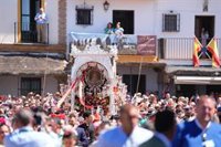 Miles de peregrinos protagonizan la segunda jornada de presentación de hermandades en El Rocío (Huelva)