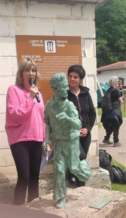 La vicepresidenta Ana Ollo y Xole Aire, alcaldesa de Urepel, junto a la escultura.