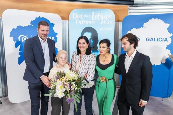 La secretaria general del PPdeG, Paula Prado, y el conselleiro de Cultura, Lingua e Xuventude, José López Campos, con la madre, la hermana y el sobrino de Luísa Villalta.