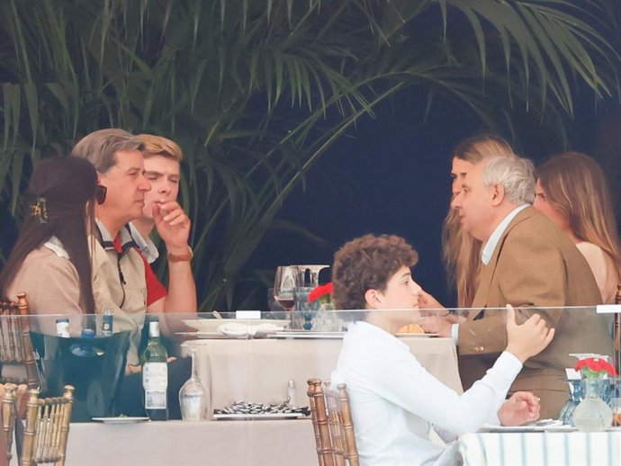 Fernando Martínez de Irujo, Cayetano Martínez de Irujo, Barbara Mirjan, Luis y Amina en el Longines Global Champions Tour 113 en el Club de Campo Villa de Madrid a 18 de Mayo de 2024 en Madrid (España).