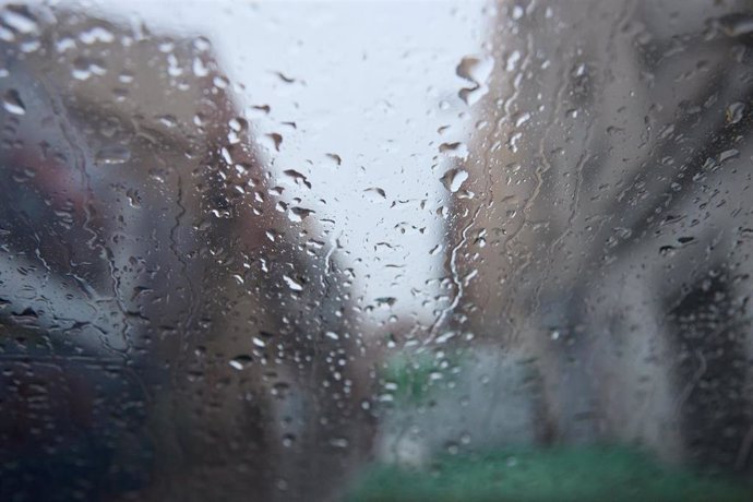 Archivo - Gotas de lluvia durante la borrasca ‘Karlotta’, a 9 de febrero de 2024, en Madrid (España). 