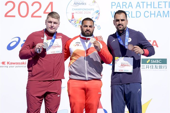 Kim López en el podio con su medalla de oro en los Mundiales de Atletismo Paralímpico de 2024