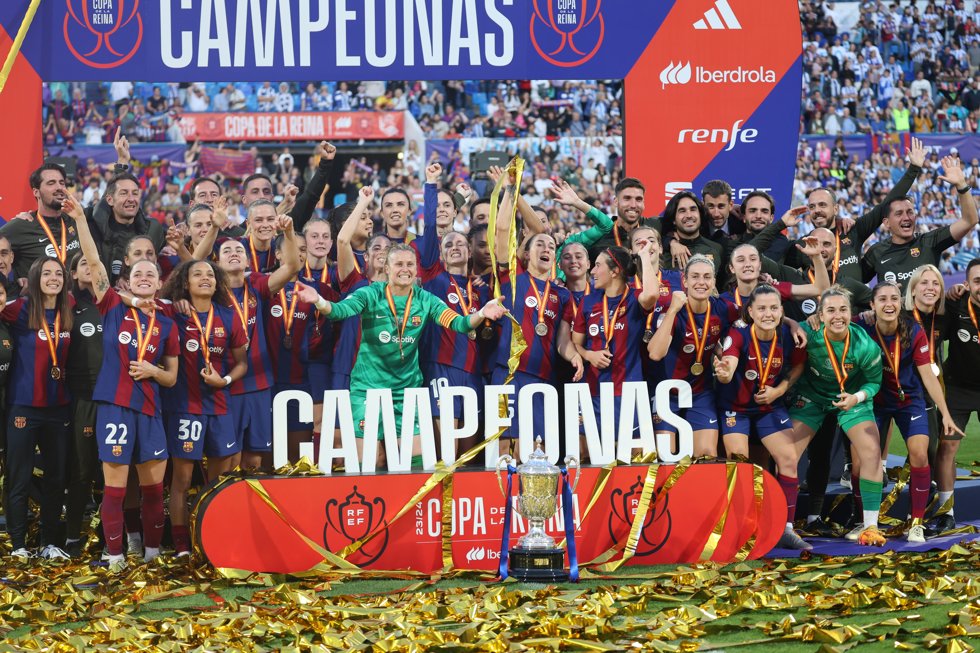 Jugadoras del Fc Barcelona celebrando tras ganar  la final del Campeonato de España-Copa de SM la Reina Iberdrola, en el campo de La Romareda a 18 de Mayo de 2024 en Zaragoza (España).