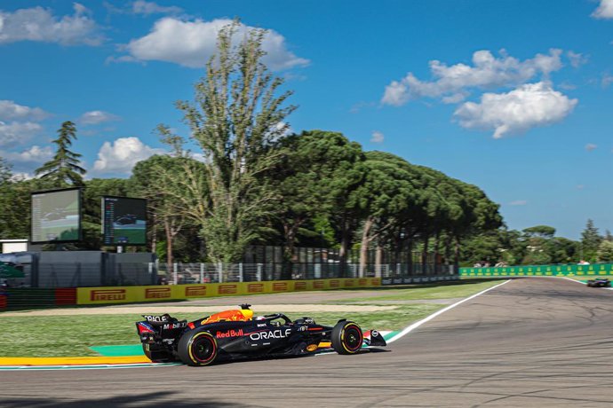 01 VERSTAPPEN Max (nld), Red Bull Racing RB20, action during the Formula 1 MSC Cruises Gran Premio del Made in Italy e Dell’Emilia-Romagne 2024, 7th round of the 2024 Formula One World Championship from May 17 to 19, 2024 on the Autodromo Enzo e Dino Ferr