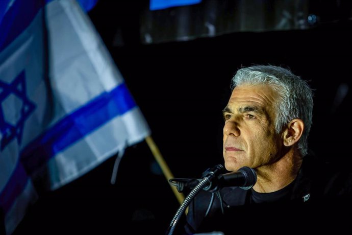 Archivo - El líder opositor Yair Lapid critica la represión de la Policía de Israel contra familias de rehenes