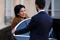 El partido del Gobierno georgiano acusa a la presidenta de inventar un veto para detener la ley de agentes extranjeros