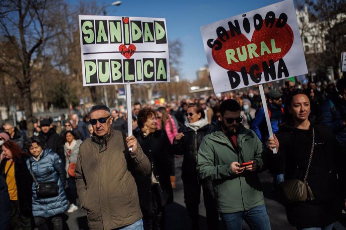 Archivo -  Protesta por la Sanidad Pública hacia la plaza de Cibeles, a 12 de febrero de 2023