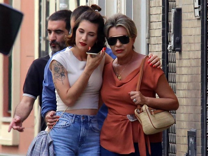 María José Vargas y Samara Terrón, madre y novia de Antonio Tejado, dan un paseo por las calles de Sevilla a 18 de Mayo de 2024 en Sevilla (España).