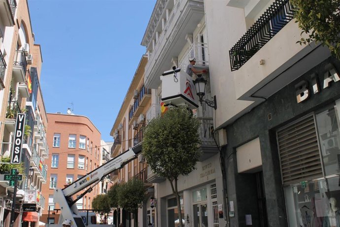 Preparación para la instalación de toldos en el centro de Huelva.