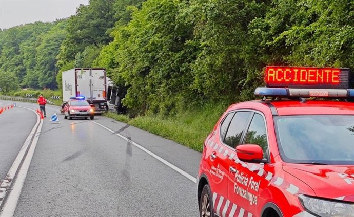 Imagen del camión que se ha salido de la vía.