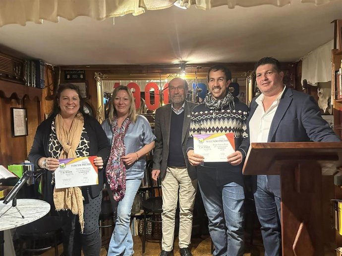Entrega de premios a los ganadores con el premio del jurado del concurso de microrrelatos.