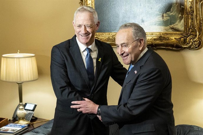 Archivo - Benny Gantz con el líder de la mayoría demócrata en el Senado de EEUU, Chuck Schumer 