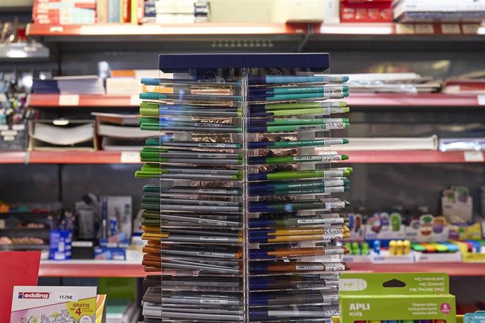 Archivo - Bolígrafos de diferentes colores en la papelería Carlin, a 31 de agosto de 2023, en Madrid (España). 