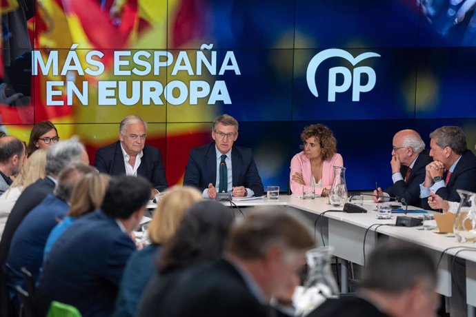 El lider del PP, Alberto Núñez Feijóo, y la candidata del PP a las europeas, Dolors Montserrat, se reúnen con los miembros de la candidatura del PP a las elecciones europeas del 9 de junio.