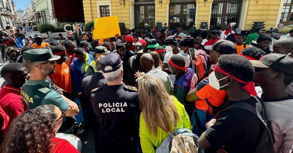 Manifestación de migrantes alojados en el centro de Campano de Chiclana. ARCHIVO