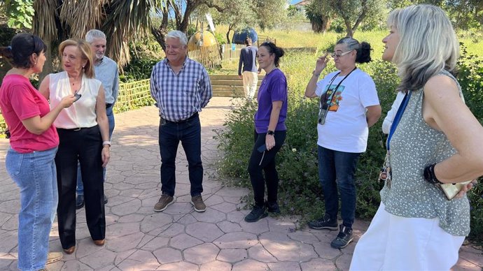 La viceportavoz municipal socialista, Begoña Medina, junto con el concejal del PSOE Salvador Trujillo y varias gestoras de colonias ferales de diferentes distritos de la ciudad