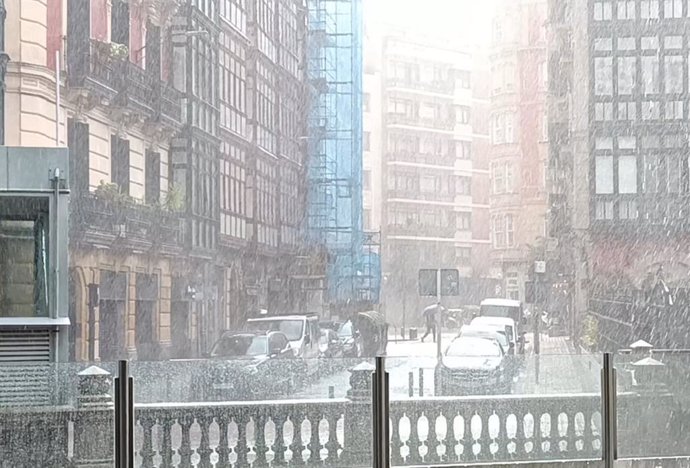 Archivo - Lluvia intensa en Bilbao, en aviso naranja por precipitaciones