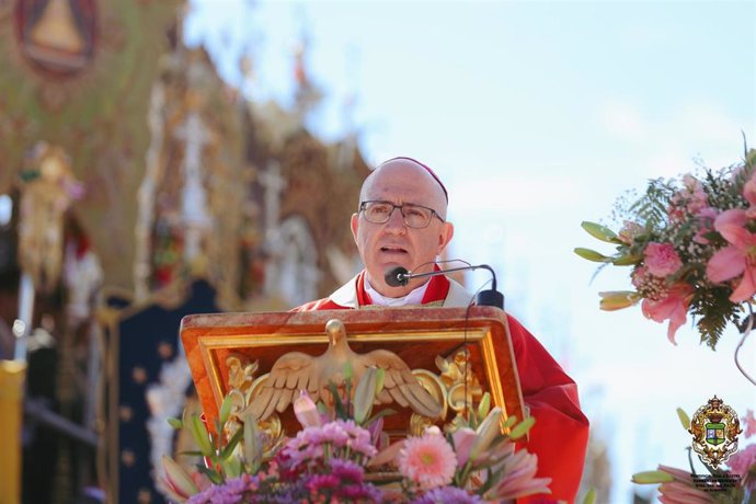 El obispo de Huelva, monseñor Gómez-Sierra, durante su homilía en la Misa de Pentecostés del Rocío.