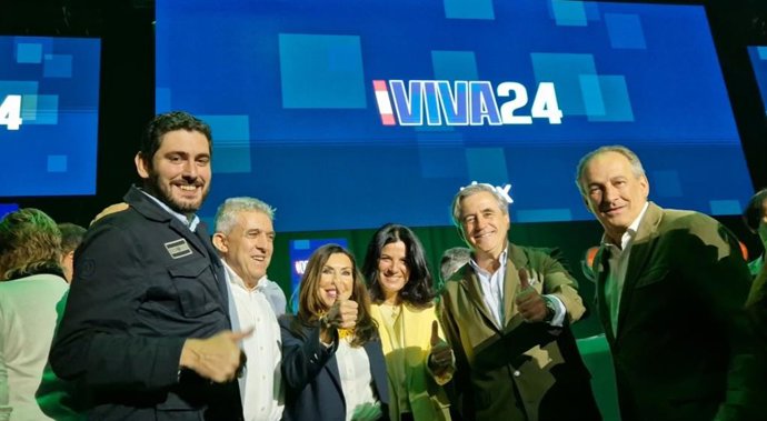 Alejandro Nolasco asiste al evento VIVA 24, junto a miembros del grupo parlamentario de las Cortes de Aragón y concejales de las tres provincias aragonesas, además del consejero autonómico, Ángel Samper.