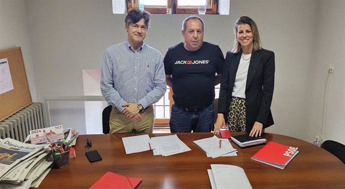 Archivo - La portavoz socialista en el Ayuntamiento de Ávila, Eva Arias, y el concejal Arturo Barral se reúnen con representantes sindicales de empresas radicadas en el polígono industrial de Vicolozano.