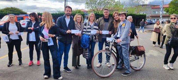 Miembros del PP, con el presidente Alvaro Queipo en la manifestación en defensa del hospital de Jarrio