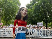 Una nueva protesta sanitaria recorre Madrid contra la gestión de Ayuso: "Sanidad de calidad, eso sí es libertad"
